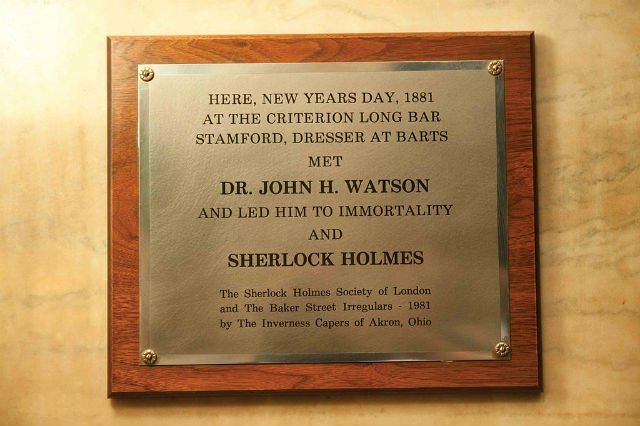 Placa del Criterion que recoge el encuentro entre Watson y Holmes. Fuente: Wikipedia