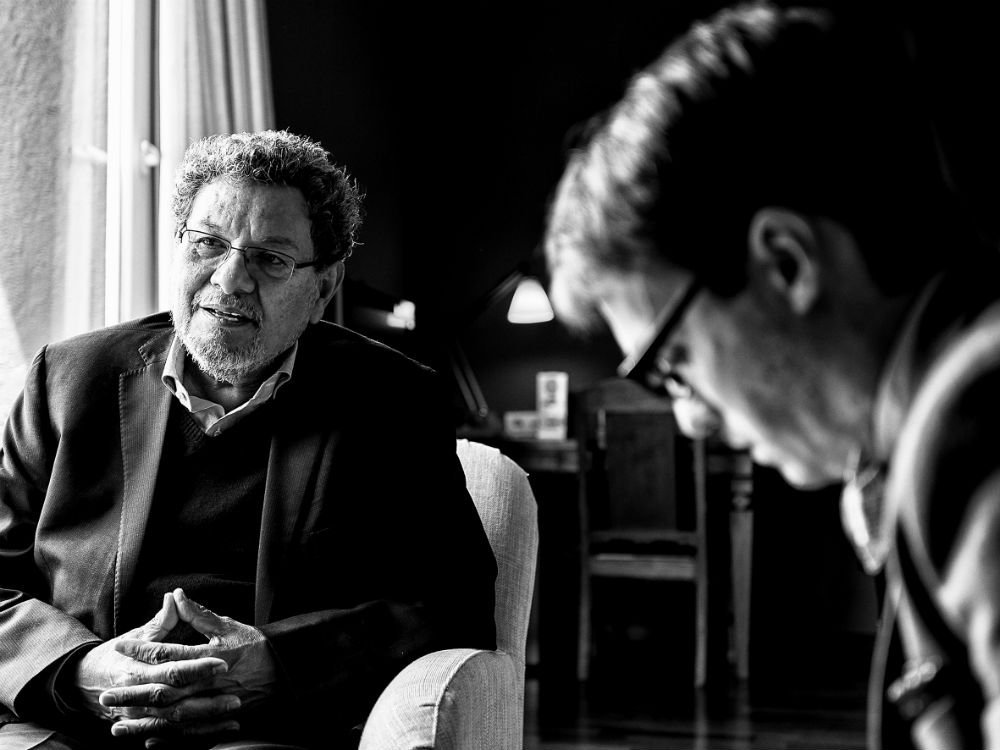 Élmer Mendoza, entrevistado por Juan Carlos Galindo. Foto: Jeosm