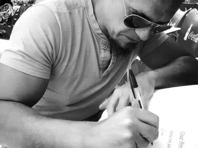 César Pérez Gellida firmando en la Feria de Madrid.