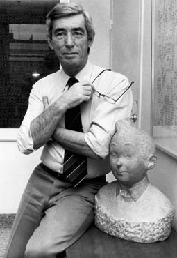 Hergé con un busto de Tintín
