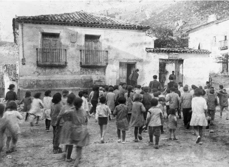 Llegada de los niños a una sesión de las misiones, hacia 1931. Residencia de Estudiantes