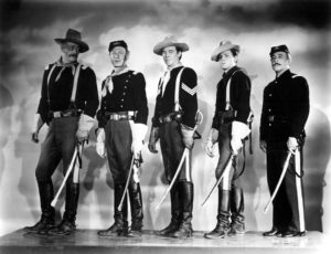 John Wayne, Harry Carey Jr, Ben Johnson y otros intérpretes de "La legión invencible" (John Ford) con el sable de caballería US LC 1860.