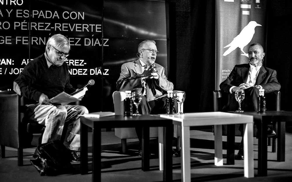 Juan Cruz, Jorge Fernández Díaz y Arturo Pérez-Reverte, en Getafe. Foto: Jeosm