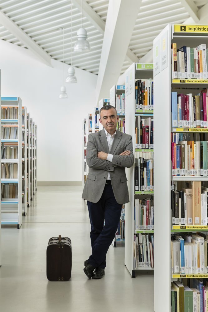 Lorenzo Silva, en la biblioteca de Carabanchel. Foto: Luis Cerdeira, www.luiscerdeira.com
