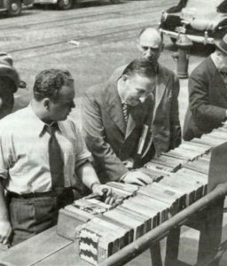 Zweig (en el centro) comprando libros en N.Y. en 1941