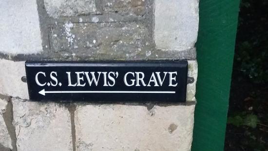No es difícil encontrar el lugar de reposo eterno de Lewis