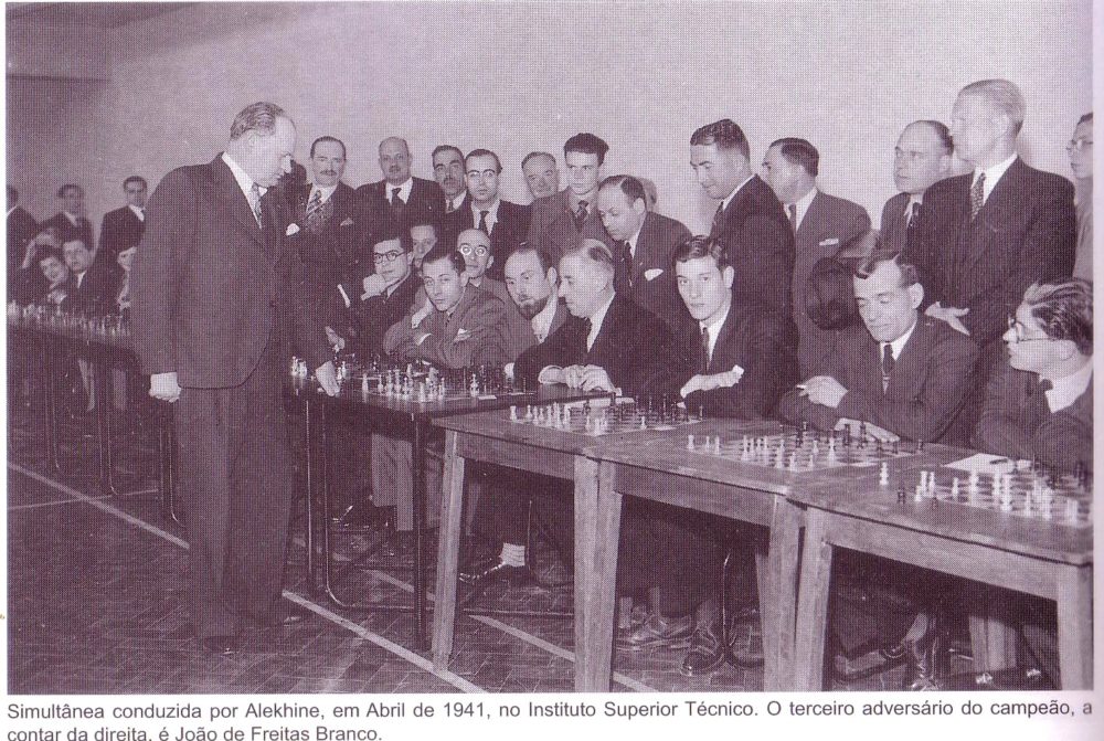 Alekhine en otras simultáneas en Lisboa 1945