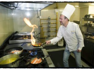 Luisgé Martín, cocinando. Foto: Daniel Mordzinski