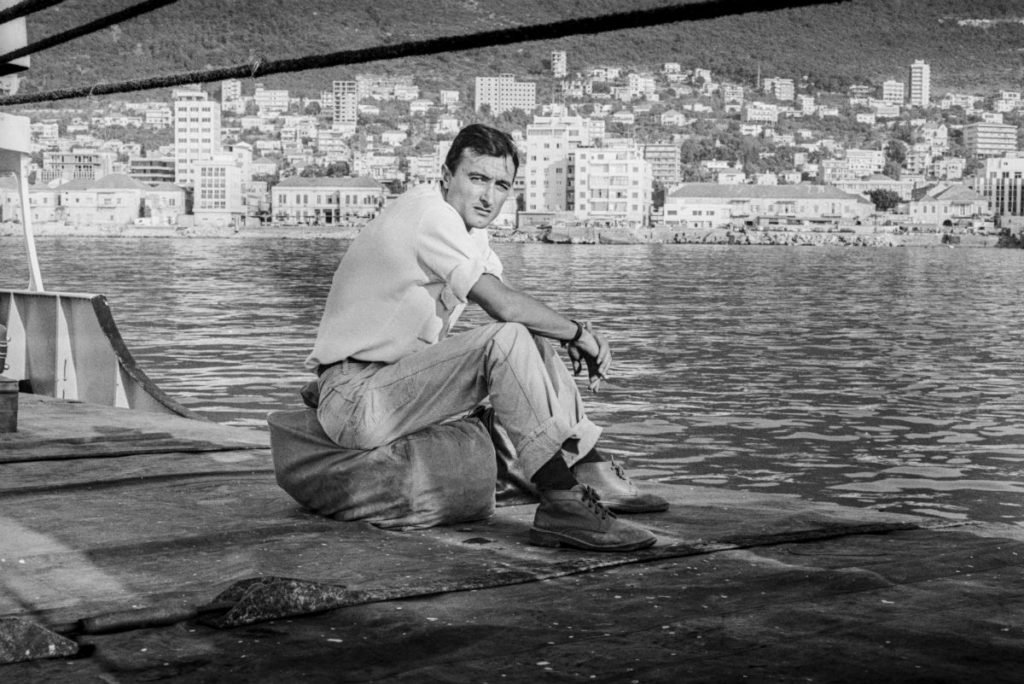 Arturo Pérez-Reverte en la cubierta del "Glaros" frente a Junieh, Líbano. Foto: capitán Kamiros