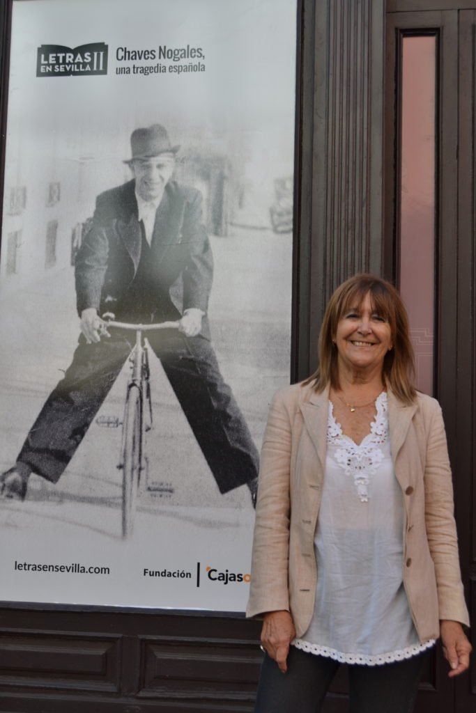 María Isabel Cintas, ante una foto de Chaves Nogales, en Letras en Sevilla II.