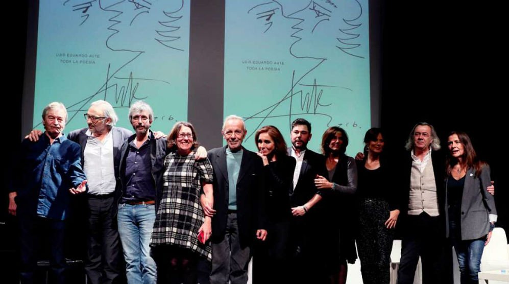 Participantes en la presentación de Toda la poesía, de Luis Eduardo Aute, el 13 de noviembre en Madrid.