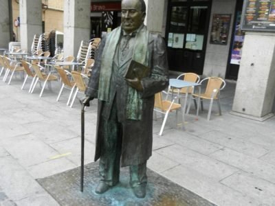 Antonio Machado pasea, qué remedio, por Segovia