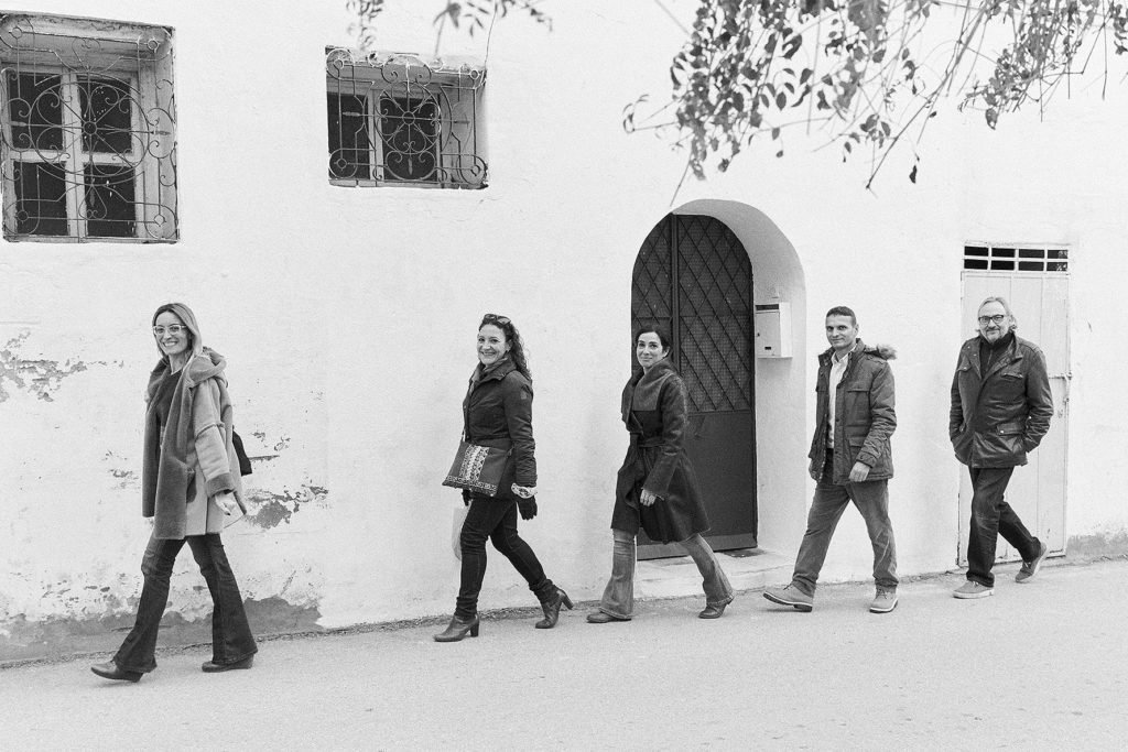 Palmira Márquez, Nuria, Cristina López Barrio, Abdelkhalak Najmi y Miguel Munárriz en una calle de Tánger. Foto: Manuel Yllera
