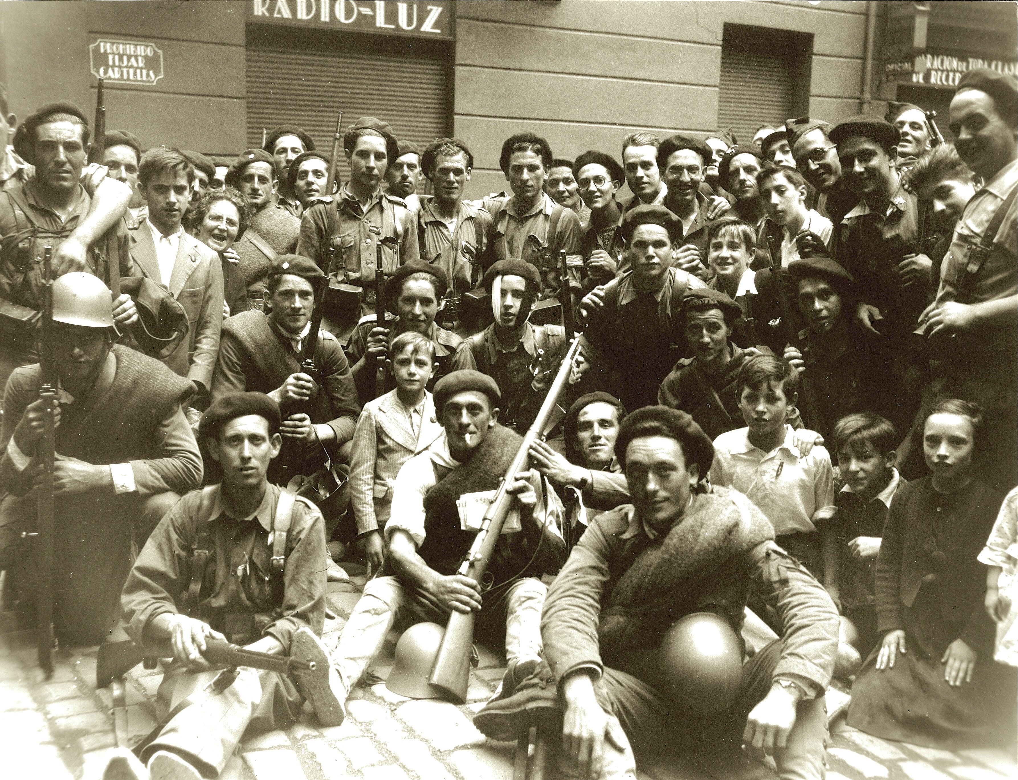 Fotógrafos y combatientes en la Guerra Civil Española La cámara en el macuto Historia 