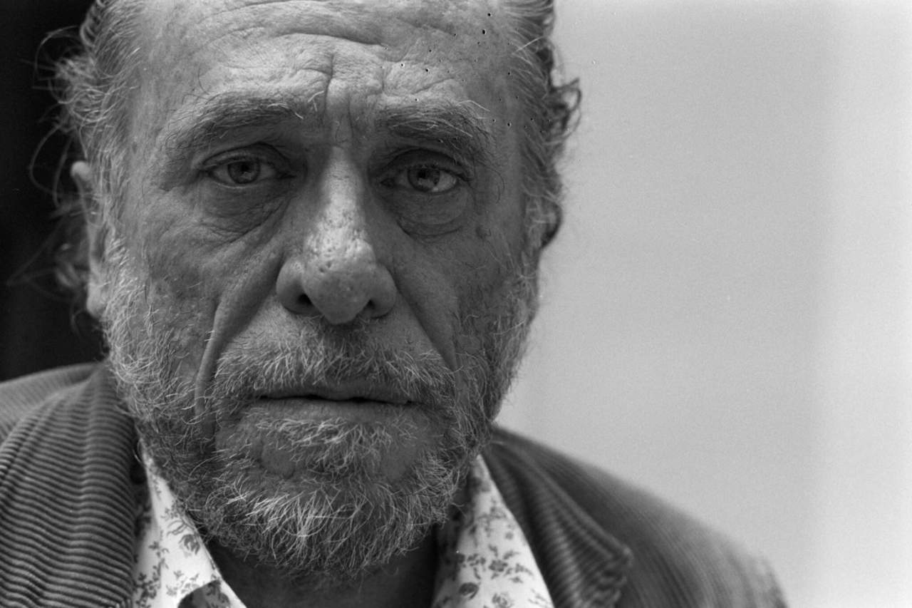 Deje de mirarme las tetas, señor, un cuento de Charles Bukowski