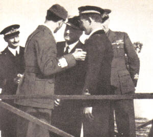 El almirante Morgan pidiendo al príncipe Umberto que le permita condecorar él a Luigi de la Penne.