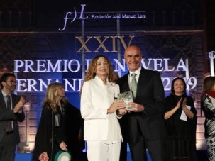 La escritora colombiana Ángela Becerra gana el Premio de Novela Fernando Lara