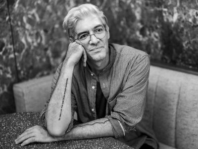 Emiliano Monge: «Una de las primeras víctimas del machismo es el hombre»