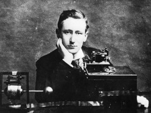 Marconi establece la primera comunicación transoceánica