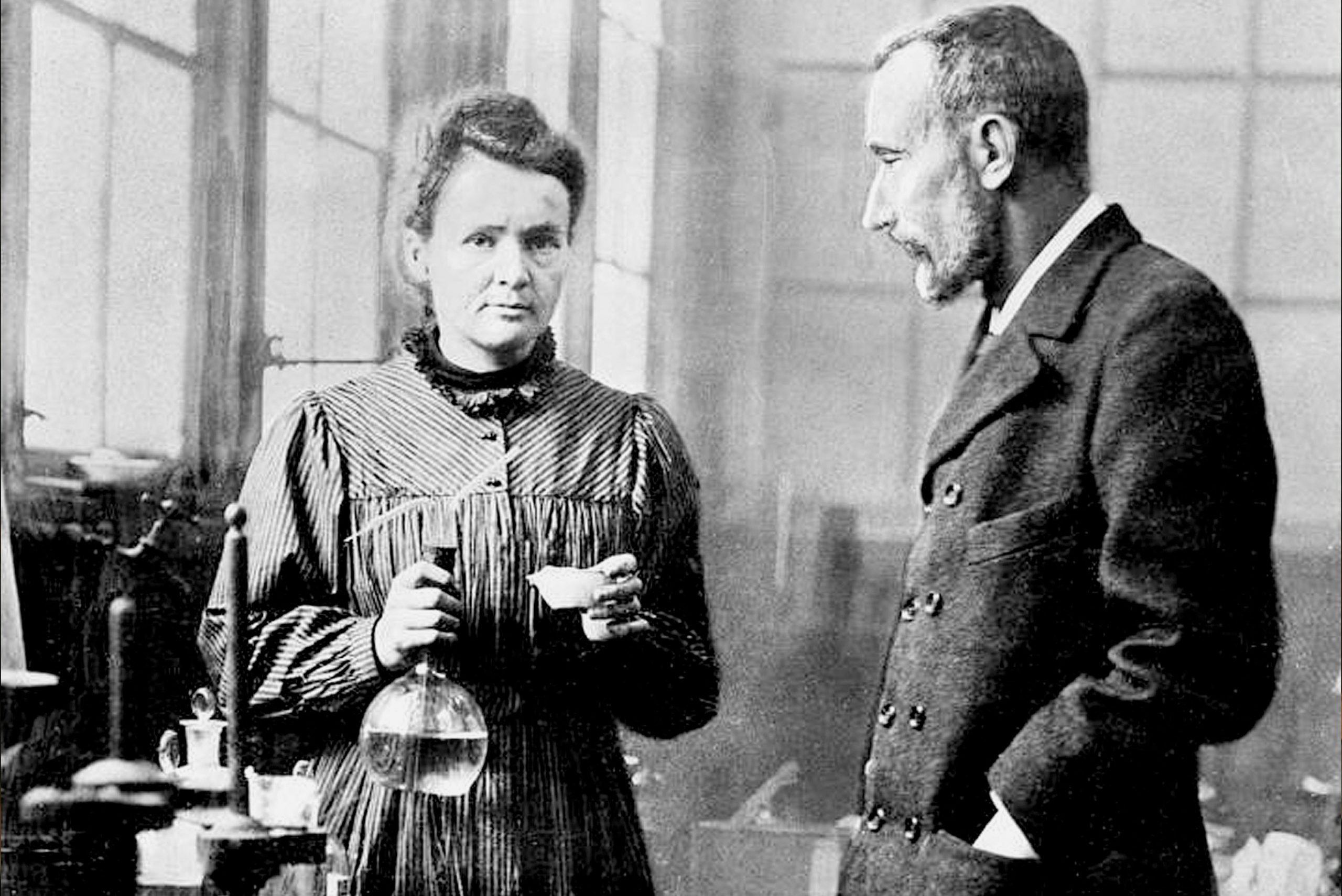 Marie y Pierre Curie descubren radio -