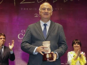 Fernando Benzo gana el Premio Azorín de Novela con «Los perseguidos»