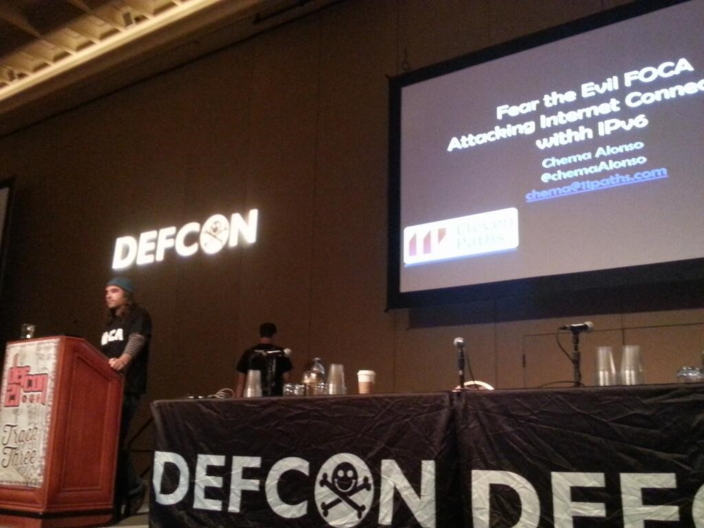 En la DefCON 21 hablando de Evil Foca (ya sin co-speaker).