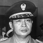 Suharto dimite como presidente de Indonesia