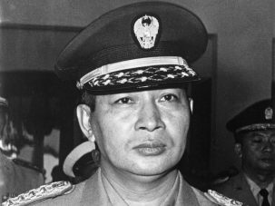 Suharto dimite como presidente de Indonesia
