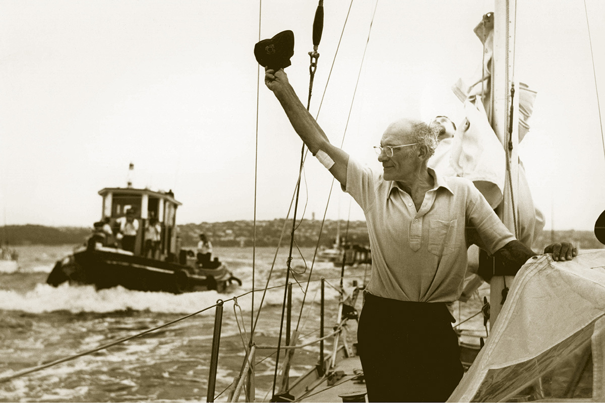Francis Chichester completa su vuelta al mundo en solitario