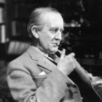 J.R.R. Tolkien publica La comunidad del anillo