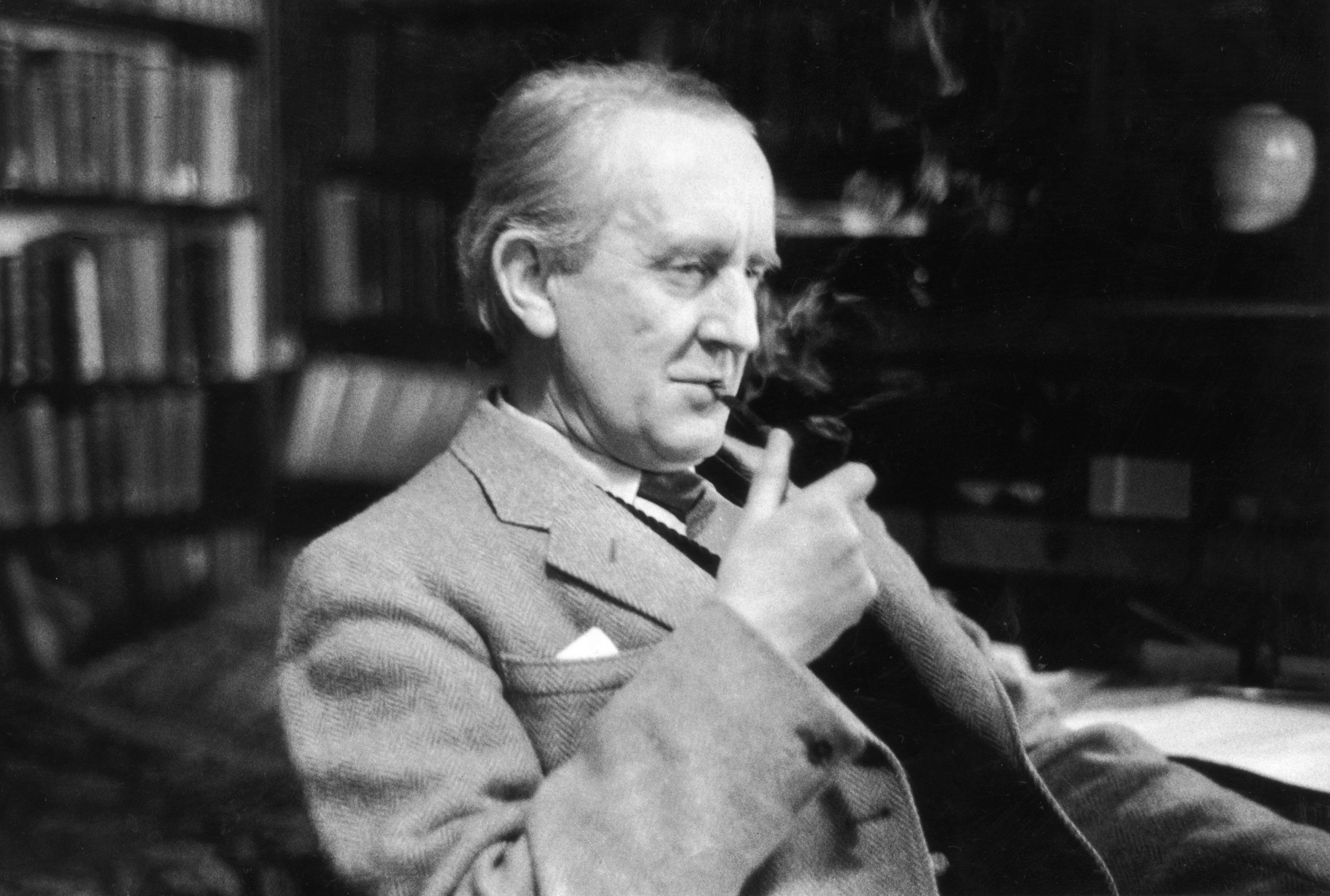 J.R.R. Tolkien publica La comunidad del anillo