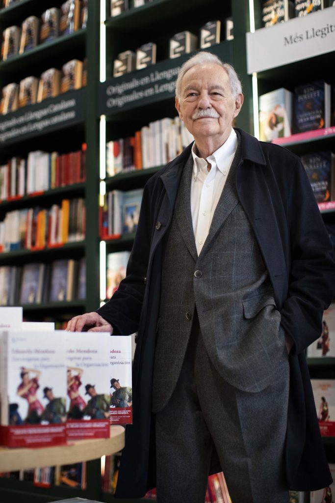 Eduardo Mendoza navega en Tres enigmas para la Organización entre