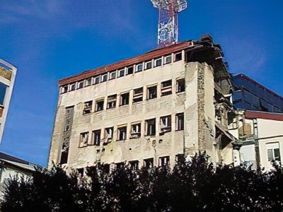 La OTAN bombardea el edificio de la TV pública de Serbia