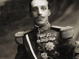Alfonso XIII comienza su exilio