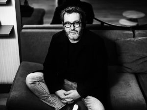 Álvaro Colomer: “La historia demuestra que los hombres buscan robar la maternidad a las mujeres”