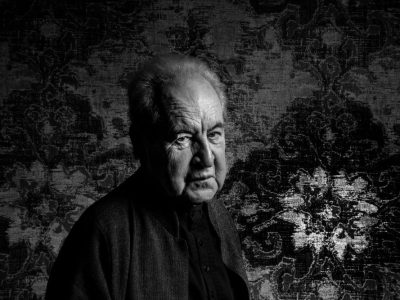 John Banville: «Los móviles están matando la imaginación»