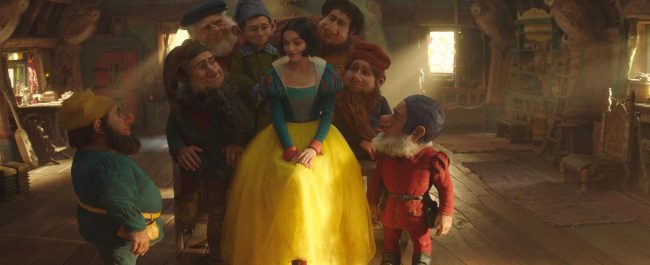 Blancanieves (2025) intenta sobrevivir entre tanto veneno woke y antiwoke