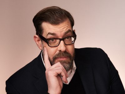 Richard Osman: “Sin humor no puedo escribir, así funciona mi corazón y mi cerebro”
