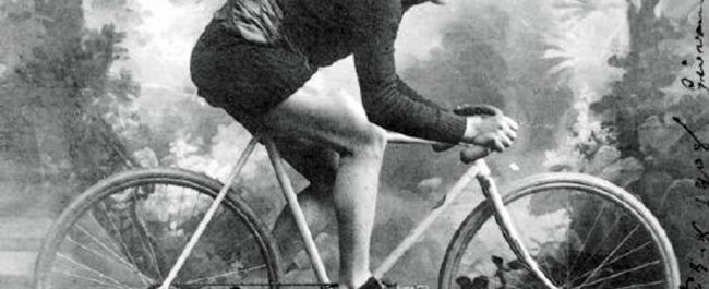 Los tifosi queman una pila de periódicos