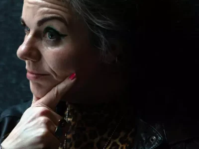 Caitlin Moran ofrece “la motosierra rosa” del feminismo a los hombres deprimidos