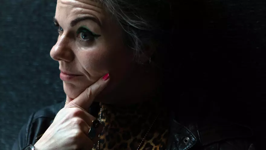 Caitlin Moran ofrece “la motosierra rosa” del feminismo a los hombres deprimidos