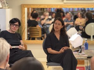 Sara Torres revisita su memoria entre hábitos negros y regalices
