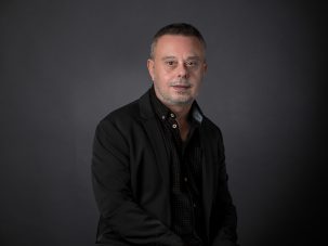 Toni Hill: “Soy de la opinión de que las historias nunca se cierran del todo”