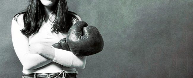 Cecilia con el guante de boxeo en la portada de su primer elepé
