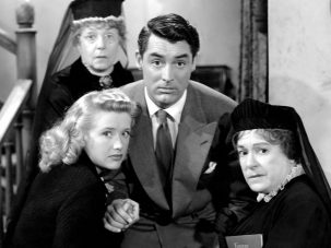 Arsénico por compasión (1944), Cary Grant y Priscilla Lane junto a las tías Brewster