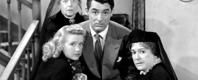 Arsénico por compasión (1944), Cary Grant y Priscilla Lane junto a las tías Brewster