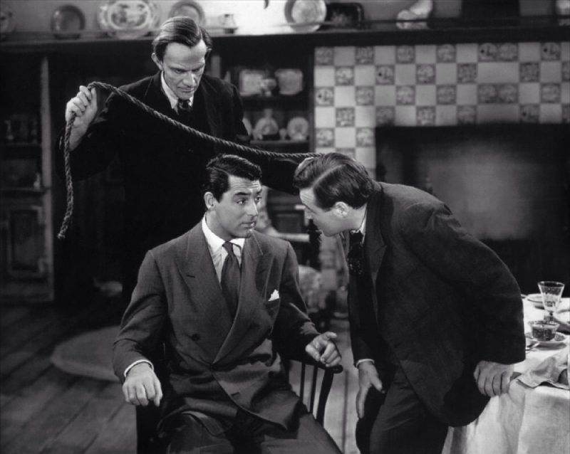 Cary Grant en una escena cómica de Arsénico por compasión (1944), dirigida por Frank Capra