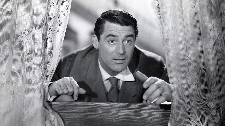 Cary Grant, protagonista de la comedia negra Arsénico por compasión (1944)
