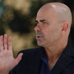 Eduardo Sacheri: “No hay ficción argentina que se interrogue qué sucedió en las Malvinas”