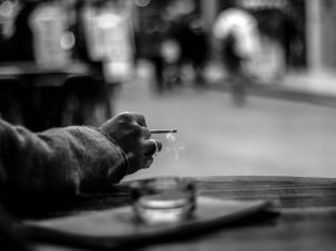 El gobierno me prohíbe escribir (bien) en las terrazas de los bares